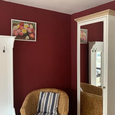 Charmante Doppelhaushaelfte Am Schwanensee In Holiday home