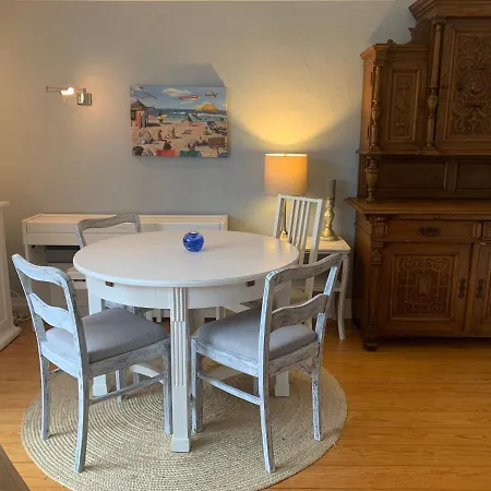 Charmante Doppelhaushaelfte Am Schwanensee In Holiday home